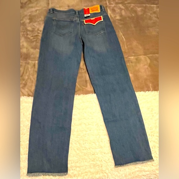 NEW Levi’s mid rise relaxed fit raw hem jeans - Picture 3 of 6